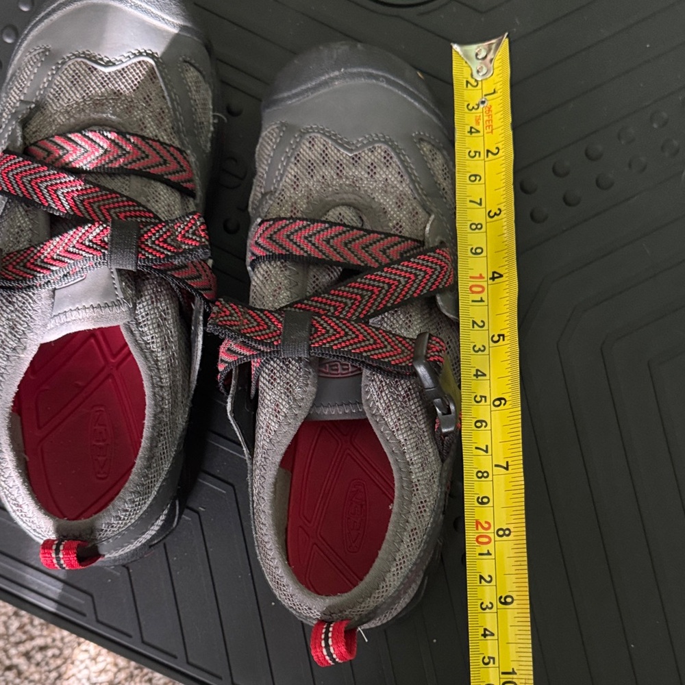 LUC Keen Kids SZ. 5 big kids Gray Sneakers with Reds slip on arch support - Picture 8 of 9
